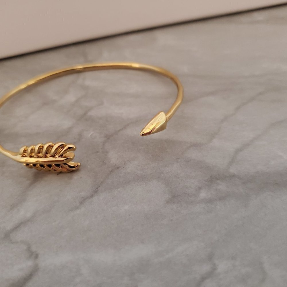 🏹 Stella and Dot Dainty Minimalist Gilded Arrow Cuff Bangle Bracelet 🏹 - Picture 3 of 9